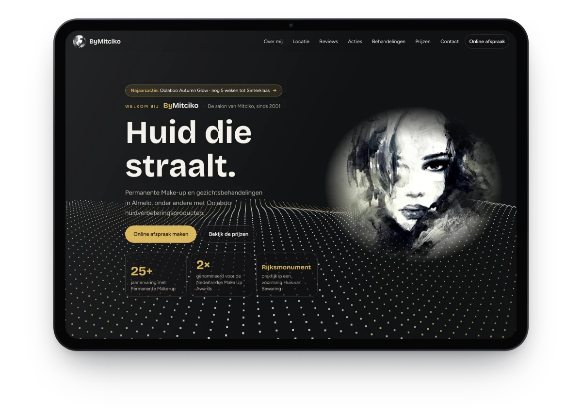 Tablet met de echte website van By Mitciko: een donkere homepage met gouden accenten, de kop "Huid die straalt." en een knop om online een afspraak te maken.